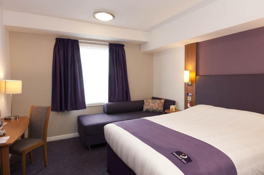 Premier Inn Manchester - Heaton Park Extérieur photo