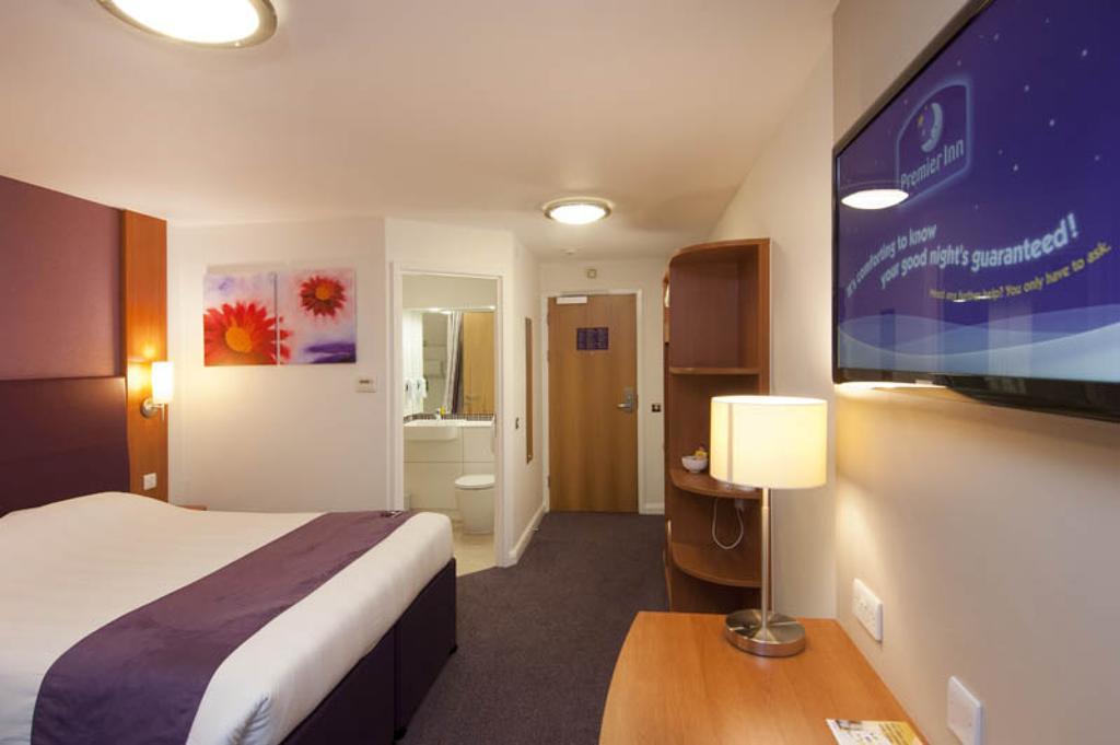 Premier Inn Manchester - Heaton Park Extérieur photo